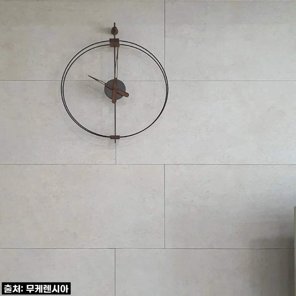 우리집 거실이 갤러리로 변신? 노몬 마이크로 바르셀로나 GRAPHITE 시계, 직접 써보니 대박! (feat. 역대급 할인 꿀팁!)
