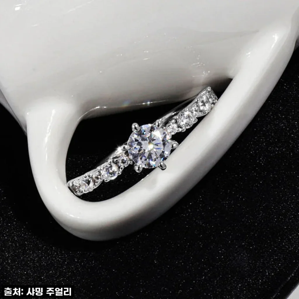 영원한 사랑을 약속하는 빛, 우신 다이아몬드 반지로 특별한 순간을 완성하다!