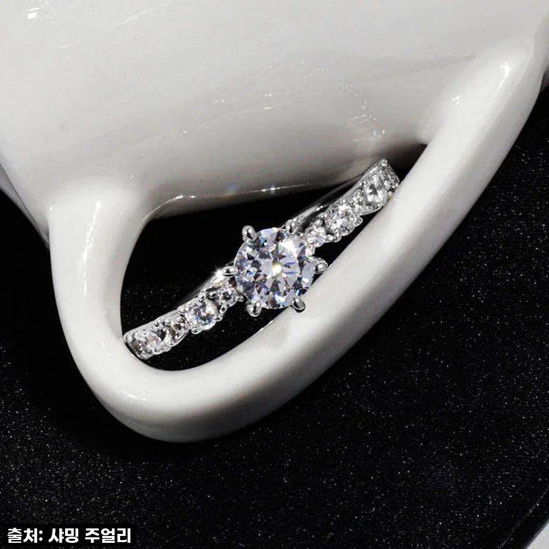 영원한 사랑을 약속하는 빛, 우신 다이아몬드 반지로 특별한 순간을 완성하다!